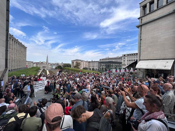 Large crowd gathered at Brussels vigil for journalists killed in Gaza