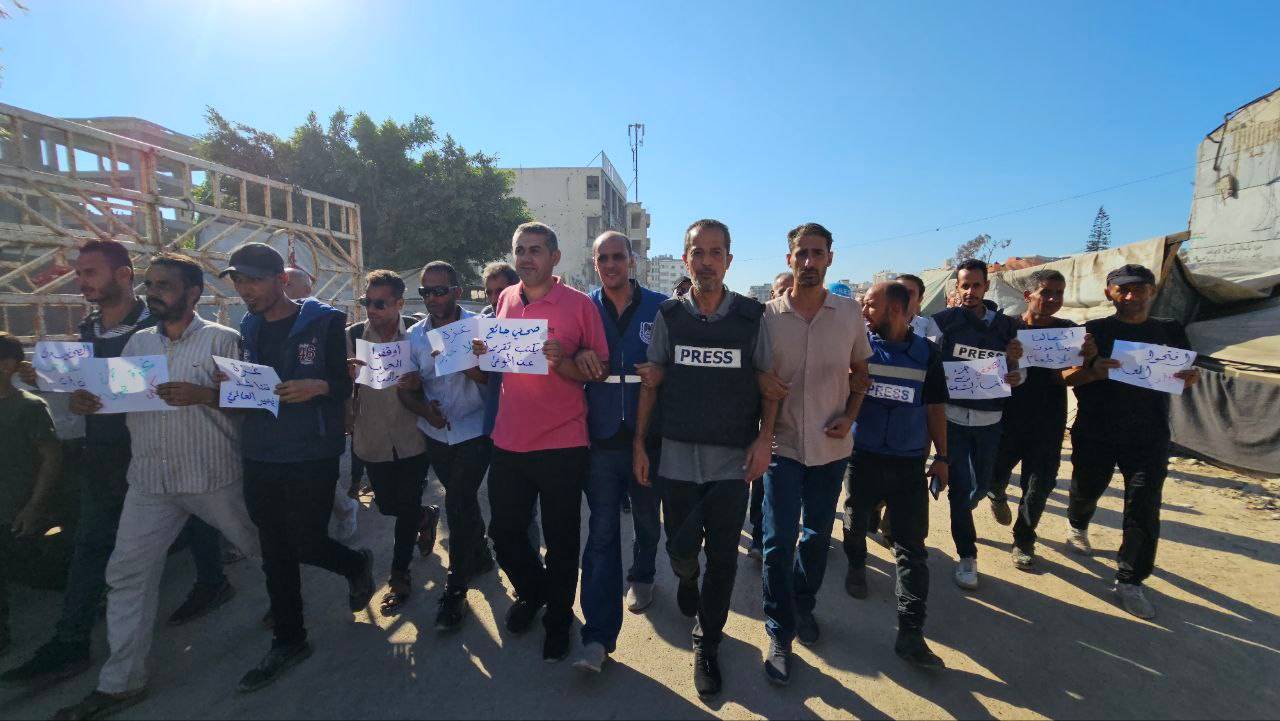 Palestinian Journalists' Syndicate members in Gaza with their families protesting in aid of  food to survive another day